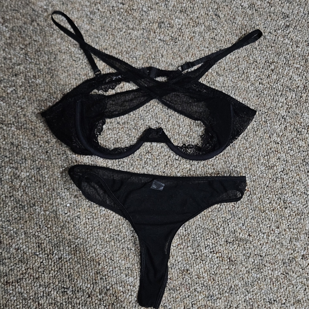 Exotic Sexy Lace Lingerie Set - Bra And Thong